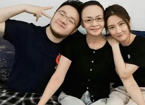 揭秘娱乐圈黑料合集：那些不为人知的幕后故事